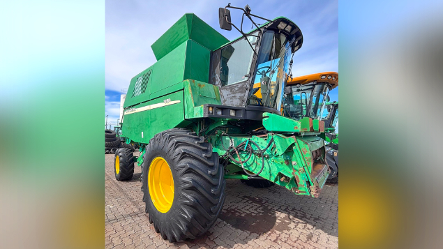 LOTE 22 - COLHEITADEIRA 1550 E PLATAFORMA 622 JOHN DEERE ANO 2004