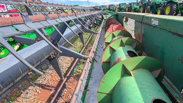 LOTE 22 - COLHEITADEIRA 1550 E PLATAFORMA 622 JOHN DEERE ANO 2004