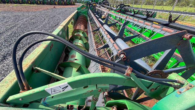 LOTE 22 - COLHEITADEIRA 1550 E PLATAFORMA 622 JOHN DEERE ANO 2004