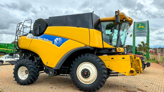 LOTE 23 - COLHEITADEIRA 9060 E PLATAFORMA 35 PÉS NEW HOLLAND ANO 2011