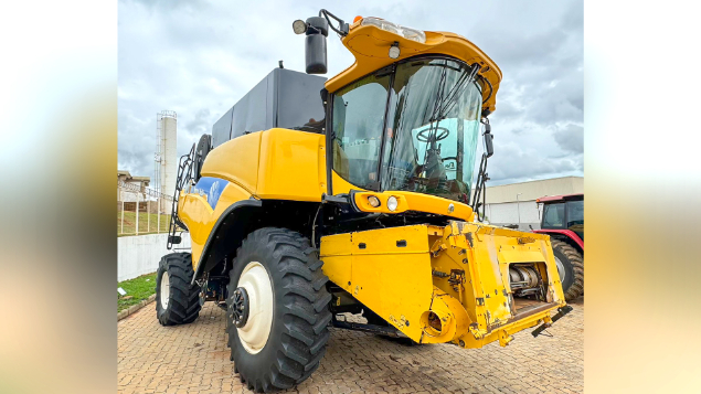 LOTE 23 - COLHEITADEIRA 9060 E PLATAFORMA 35 PÉS NEW HOLLAND ANO 2011