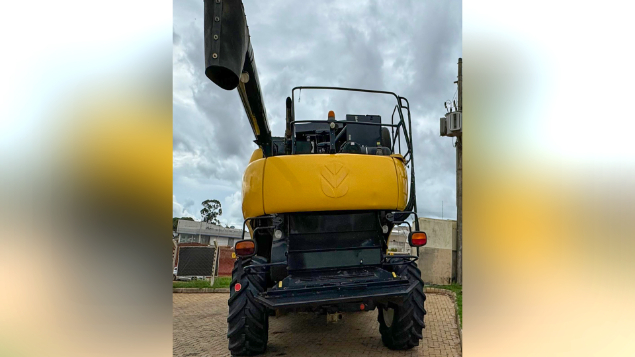 LOTE 23 - COLHEITADEIRA 9060 E PLATAFORMA 35 PÉS NEW HOLLAND ANO 2011