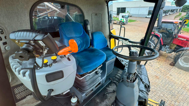 LOTE 23 - COLHEITADEIRA 9060 E PLATAFORMA 35 PÉS NEW HOLLAND ANO 2011