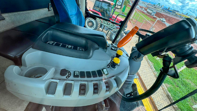 LOTE 23 - COLHEITADEIRA 9060 E PLATAFORMA 35 PÉS NEW HOLLAND ANO 2011