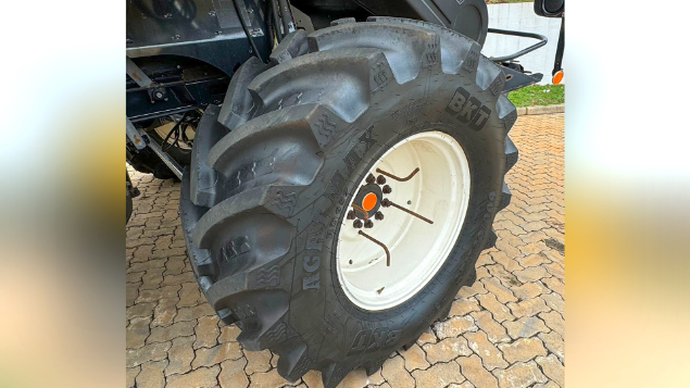 LOTE 23 - COLHEITADEIRA 9060 E PLATAFORMA 35 PÉS NEW HOLLAND ANO 2011