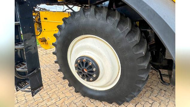 LOTE 23 - COLHEITADEIRA 9060 E PLATAFORMA 35 PÉS NEW HOLLAND ANO 2011