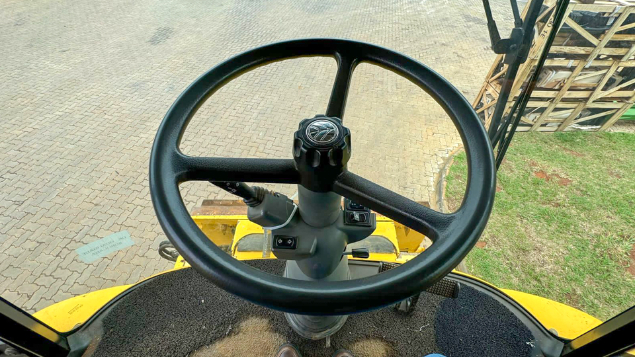 LOTE 23 - COLHEITADEIRA 9060 E PLATAFORMA 35 PÉS NEW HOLLAND ANO 2011