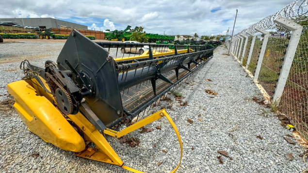 LOTE 23 - COLHEITADEIRA 9060 E PLATAFORMA 35 PÉS NEW HOLLAND ANO 2011