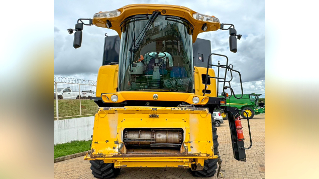 LOTE 23 - COLHEITADEIRA 9060 E PLATAFORMA 35 PÉS NEW HOLLAND ANO 2011