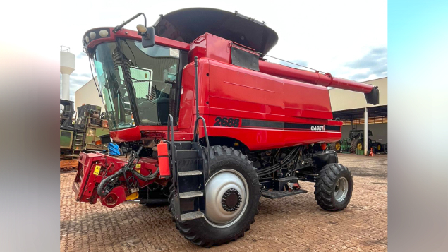 LOTE 24 - COLHEITADEIRA 2688 E PLATAFORMA 30 PÉS CASE ANO 2011