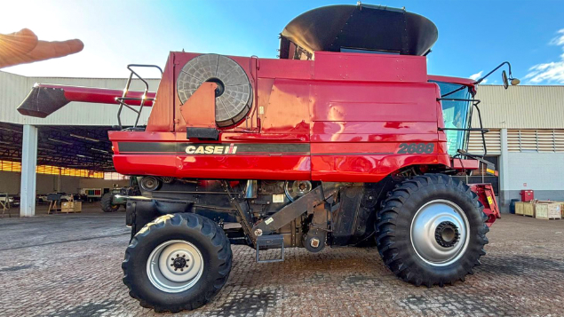 LOTE 24 - COLHEITADEIRA 2688 E PLATAFORMA 30 PÉS CASE ANO 2011