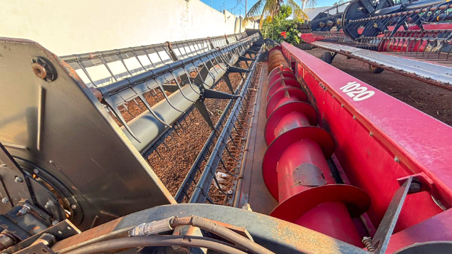 LOTE 24 - COLHEITADEIRA 2688 E PLATAFORMA 30 PÉS CASE ANO 2011