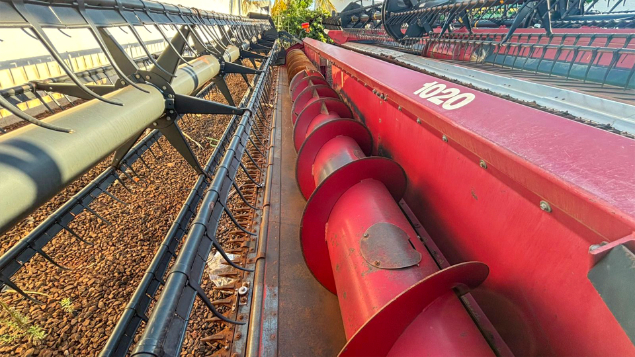 LOTE 24 - COLHEITADEIRA 2688 E PLATAFORMA 30 PÉS CASE ANO 2011