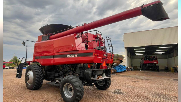 LOTE 24 - COLHEITADEIRA 2688 E PLATAFORMA 30 PÉS CASE ANO 2011