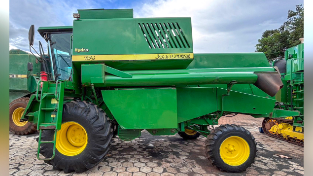 LOTE 25 - COLHEITADEIRA 1175 E PLATAFORMA 18 PÉS JOHN DEERE ANO 2012