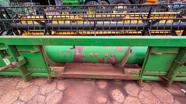 LOTE 25 - COLHEITADEIRA 1175 E PLATAFORMA 18 PÉS JOHN DEERE ANO 2012