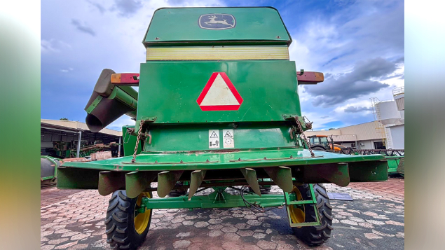 LOTE 25 - COLHEITADEIRA 1175 E PLATAFORMA 18 PÉS JOHN DEERE ANO 2012