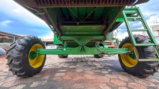 LOTE 25 - COLHEITADEIRA 1175 E PLATAFORMA 18 PÉS JOHN DEERE ANO 2012