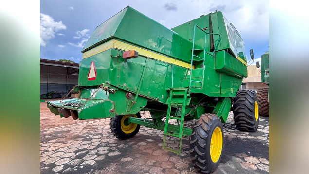 LOTE 25 - COLHEITADEIRA 1175 E PLATAFORMA 18 PÉS JOHN DEERE ANO 2012