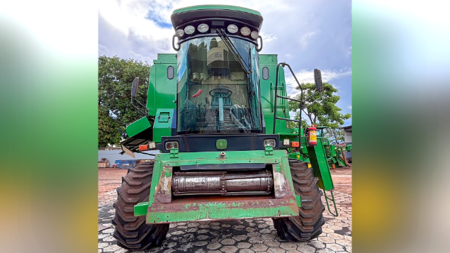 LOTE 25 - COLHEITADEIRA 1175 E PLATAFORMA 18 PÉS JOHN DEERE ANO 2012