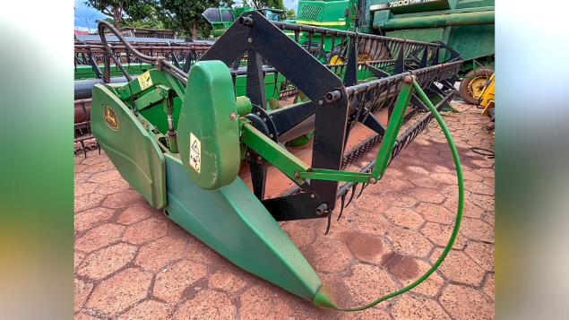 LOTE 25 - COLHEITADEIRA 1175 E PLATAFORMA 18 PÉS JOHN DEERE ANO 2012