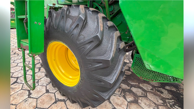 LOTE 25 - COLHEITADEIRA 1175 E PLATAFORMA 18 PÉS JOHN DEERE ANO 2012