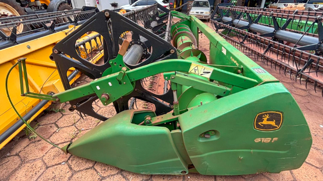 LOTE 25 - COLHEITADEIRA 1175 E PLATAFORMA 18 PÉS JOHN DEERE ANO 2012