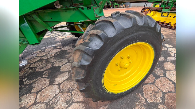 LOTE 25 - COLHEITADEIRA 1175 E PLATAFORMA 18 PÉS JOHN DEERE ANO 2012