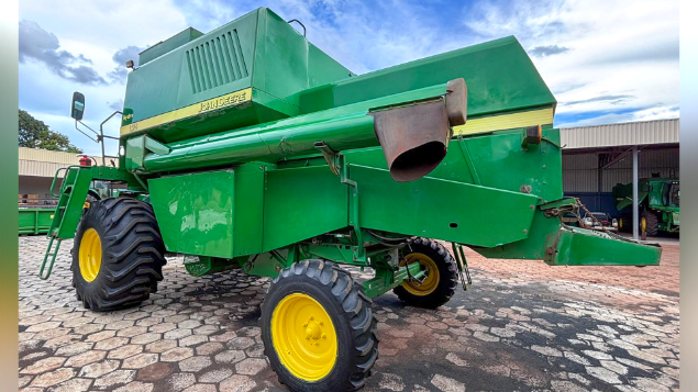 LOTE 25 - COLHEITADEIRA 1175 E PLATAFORMA 18 PÉS JOHN DEERE ANO 2012