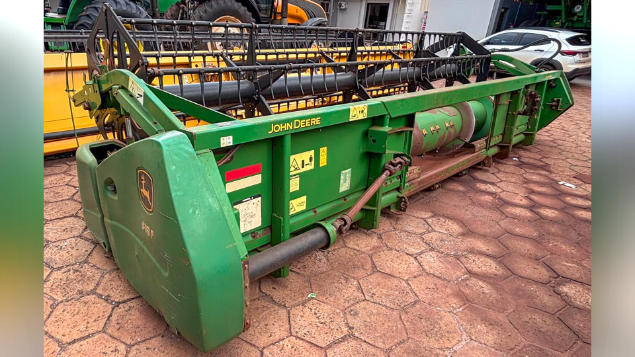 LOTE 25 - COLHEITADEIRA 1175 E PLATAFORMA 18 PÉS JOHN DEERE ANO 2012