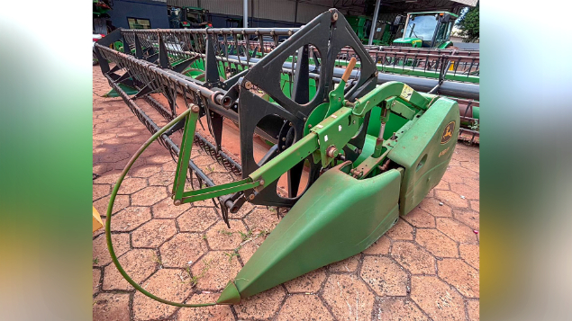 LOTE 25 - COLHEITADEIRA 1175 E PLATAFORMA 18 PÉS JOHN DEERE ANO 2012