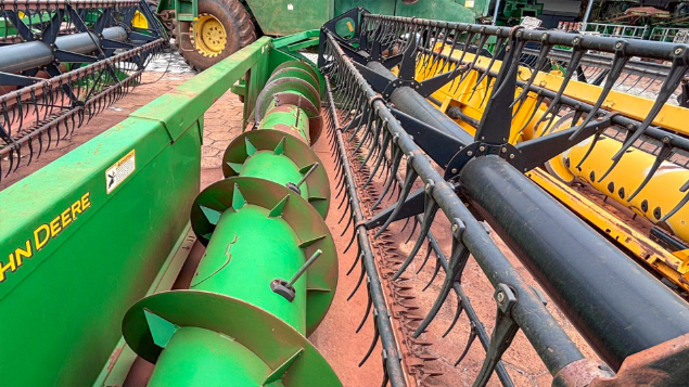 LOTE 25 - COLHEITADEIRA 1175 E PLATAFORMA 18 PÉS JOHN DEERE ANO 2012