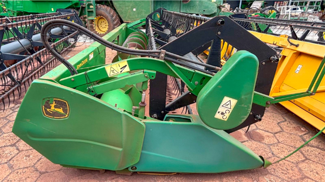LOTE 25 - COLHEITADEIRA 1175 E PLATAFORMA 18 PÉS JOHN DEERE ANO 2012