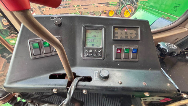 LOTE 25 - COLHEITADEIRA 1175 E PLATAFORMA 18 PÉS JOHN DEERE ANO 2012