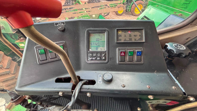 LOTE 25 - COLHEITADEIRA 1175 E PLATAFORMA 18 PÉS JOHN DEERE ANO 2012