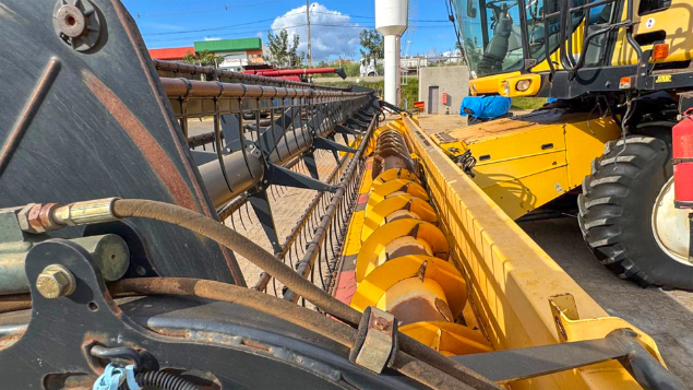 LOTE 26 - COLHEITADEIRA 9060 E PLATAFORMA 30 PÉS NEW HOLLAND ANO 2011/2012