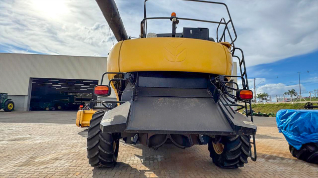 LOTE 26 - COLHEITADEIRA 9060 E PLATAFORMA 30 PÉS NEW HOLLAND ANO 2011/2012