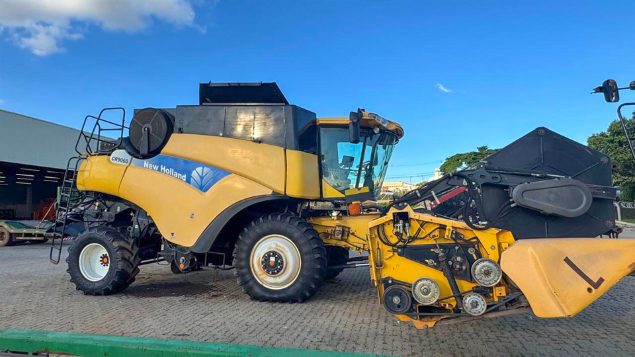 LOTE 26 - COLHEITADEIRA 9060 E PLATAFORMA 30 PÉS NEW HOLLAND ANO 2011/2012