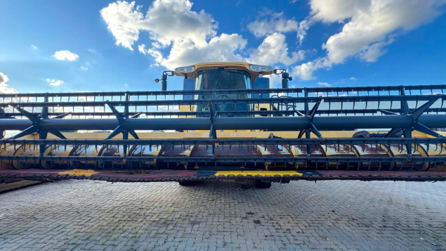 LOTE 26 - COLHEITADEIRA 9060 E PLATAFORMA 30 PÉS NEW HOLLAND ANO 2011/2012