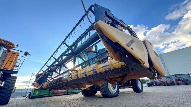 LOTE 26 - COLHEITADEIRA 9060 E PLATAFORMA 30 PÉS NEW HOLLAND ANO 2011/2012