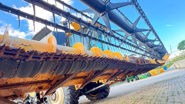 LOTE 26 - COLHEITADEIRA 9060 E PLATAFORMA 30 PÉS NEW HOLLAND ANO 2011/2012