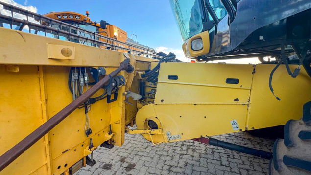 LOTE 26 - COLHEITADEIRA 9060 E PLATAFORMA 30 PÉS NEW HOLLAND ANO 2011/2012