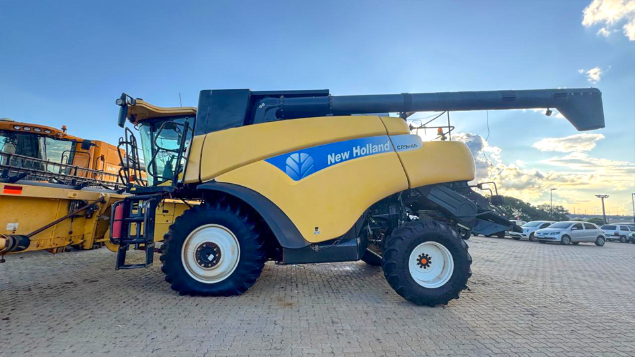 LOTE 26 - COLHEITADEIRA 9060 E PLATAFORMA 30 PÉS NEW HOLLAND ANO 2011/2012