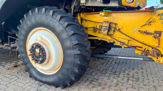 LOTE 26 - COLHEITADEIRA 9060 E PLATAFORMA 30 PÉS NEW HOLLAND ANO 2011/2012