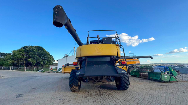 LOTE 26 - COLHEITADEIRA 9060 E PLATAFORMA 30 PÉS NEW HOLLAND ANO 2011/2012
