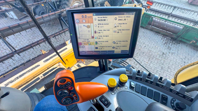 LOTE 26 - COLHEITADEIRA 9060 E PLATAFORMA 30 PÉS NEW HOLLAND ANO 2011/2012