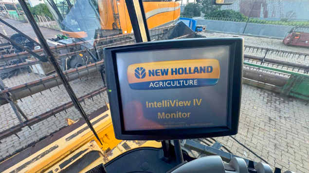 LOTE 26 - COLHEITADEIRA 9060 E PLATAFORMA 30 PÉS NEW HOLLAND ANO 2011/2012