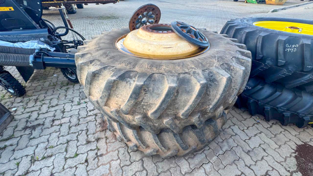 LOTE 26 - COLHEITADEIRA 9060 E PLATAFORMA 30 PÉS NEW HOLLAND ANO 2011/2012