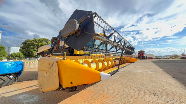 LOTE 26 - COLHEITADEIRA 9060 E PLATAFORMA 30 PÉS NEW HOLLAND ANO 2011/2012