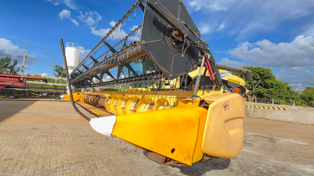 LOTE 26 - COLHEITADEIRA 9060 E PLATAFORMA 30 PÉS NEW HOLLAND ANO 2011/2012